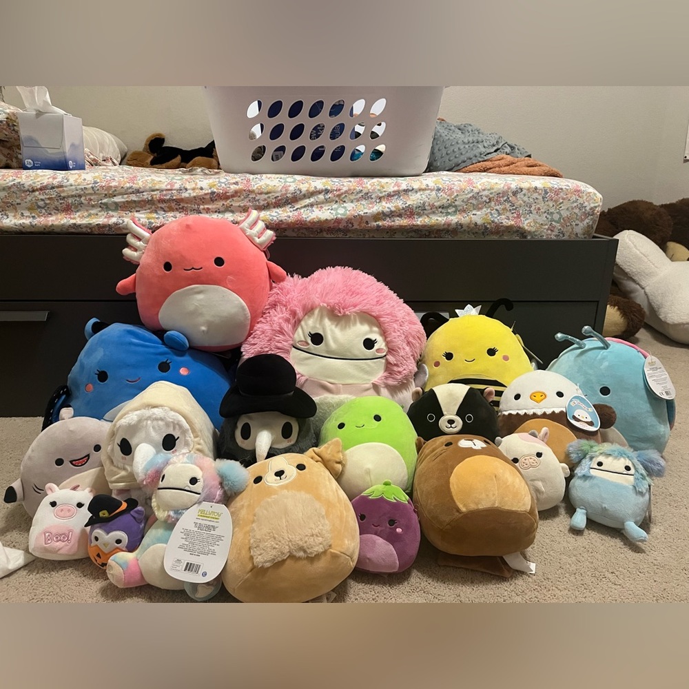 SQUISHMALLOWS